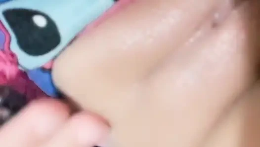 Amcığımı yumruğumla açtım ve büyük bir zevkle inledim