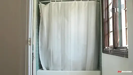 Üvey kız kardeş Angelina Red'in pembe külotu yarağı için sırılsıklam