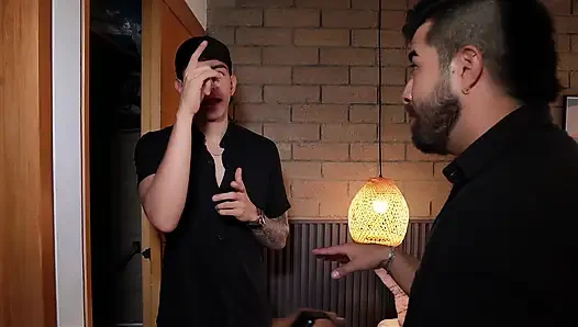 Kocasının karımla sikişini izlerken mastürbasyon yapıyor ve sonra katılıyor - Üçlü FMM