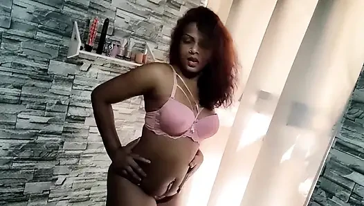 Celana dalam bra merah muda mencoba pengangkutan dan persetubuh anal keras