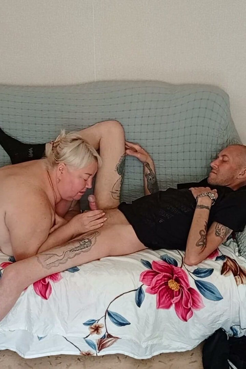 Stepmom ger en djup och högkvalitativ avsugning innan min spermasprut