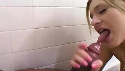 Белая шлюшка в ванной делает глубокий минет огромному черному члену Lexington Steele