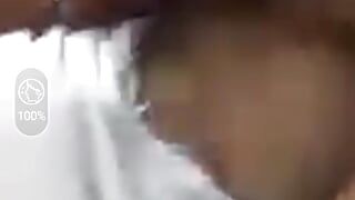Desi-meisje masturbeert tijdens een videogesprek