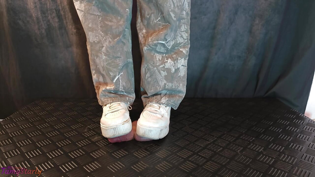 在她肮脏的运动鞋下踩踏 - 鸡巴球粉碎践踏，鞋交，靴交，Cbt，睾丸摧残，践踏，踩踏