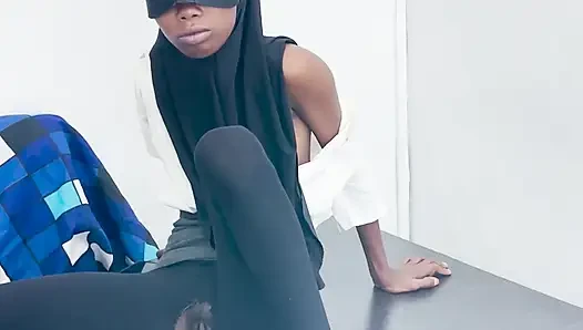 Bu küçük zenci kadın bu büyük yarağı almayı seviyor