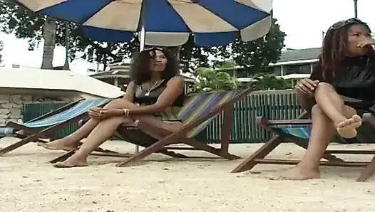 2 sexy latinas präsentieren latexfetisch im pool und am strand