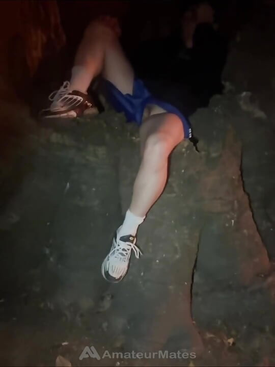 Amatör oğlanın yarağı ve pürüzsüz taşakları parkta dinlenerken teşhir edildi