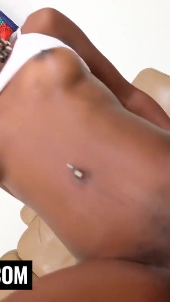 Deslumbrante modelo negra bateu duro por produtor do BWC em audição caseira | Clipe 2