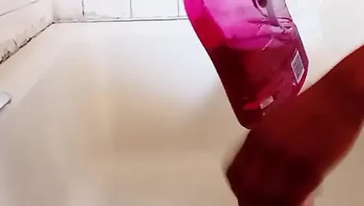 Kalau kamu ingin tertawa sekaligus merasa horny, tonton video ini