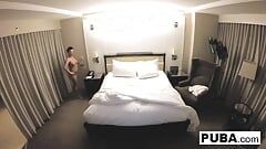 Nua Jezebelle Bond sai em seu quarto de hotel