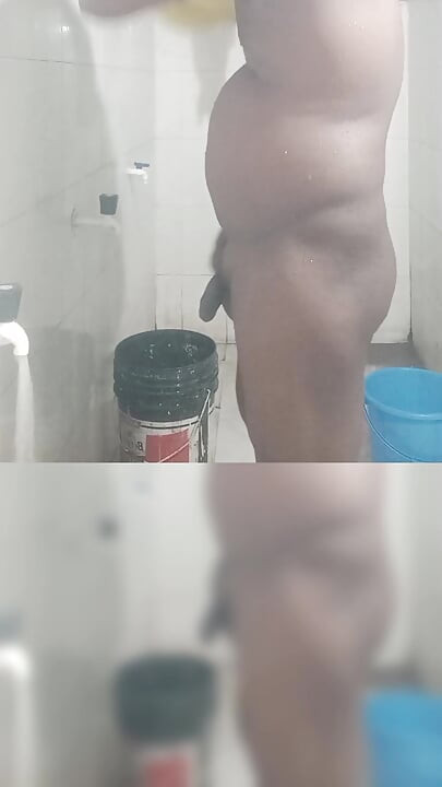Çıplak banyo duşu siyah yarak gösterisi