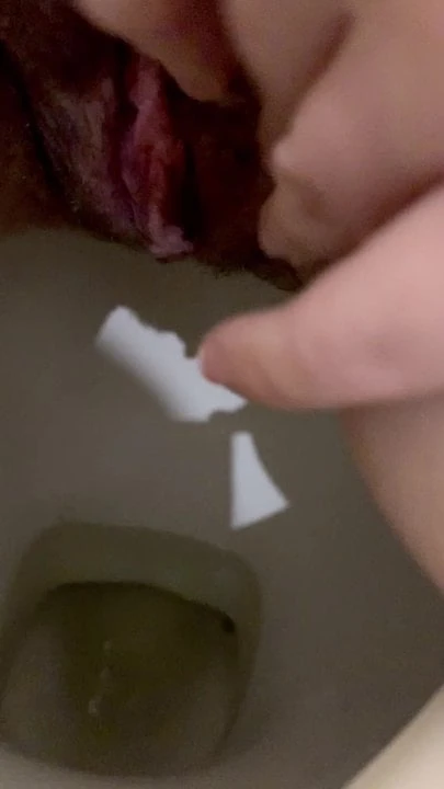 British milf pissing and gaping