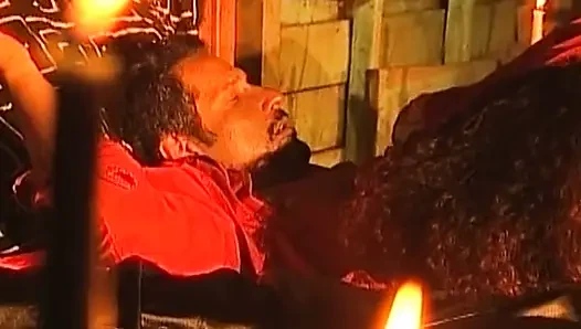 Cewek hot rambut cokelat lagi asik muasin memeknya pakai lilin sensual