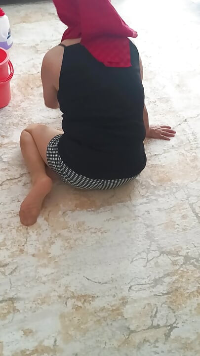 Moja macocha z dużymi pośladami i turbanem podczas sprzątania