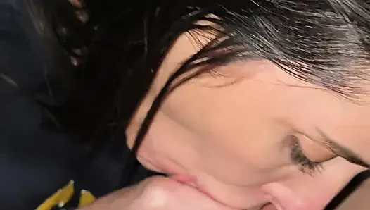 Gerçek orta yaşlı seksi kadın bar tuvaletlerinde sakso çekiyor ve yarak alıyor
