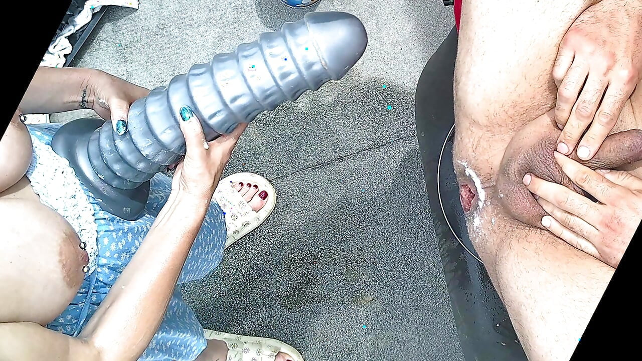 Xxxl dildo ve iki eliyle anal yıkım