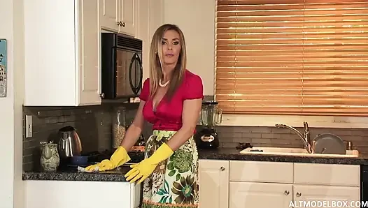 Elaina Raye ve Tanya Tate iki ateşli orta yaşlı seksi kadın harika lezbiyen seksine başlıyor