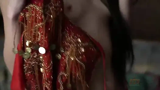 Minnie Boom жадно раздвигает ноги широко и страстно трахает пальцами ее текущую мокрую бритую киску с диким отказом.