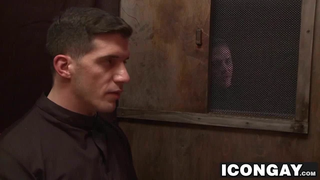 Hunk Logan Moore fucks Alex Gustavo in several positions