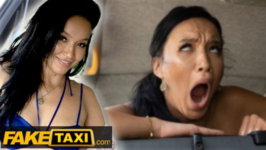 Fake taxi - bikini babe Asia Vargas stript achter in de taxi tot grote vreugde van de chauffeur