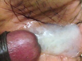Branlette bite noire et sperme dans la salle de bain (gay noir)