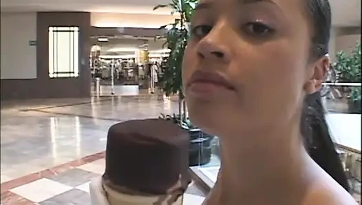 Schönes schätzchen, muschi fickt schwanz und lutscht im garten