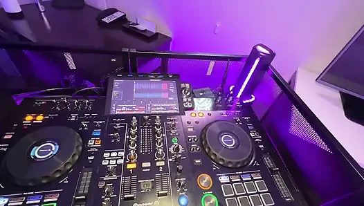 Götüme boşalana kadar ateşli dj'lerin yarağına biniyorum