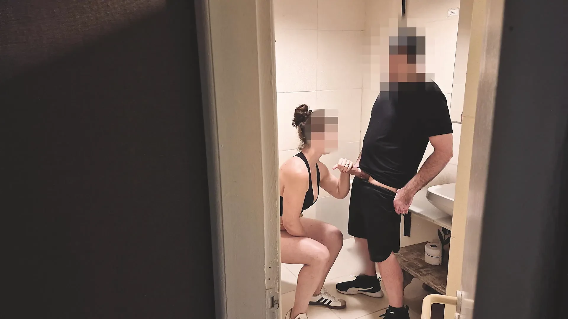 健身房浴室惊喜 - 她被抓到屁股并拿走了我的精液