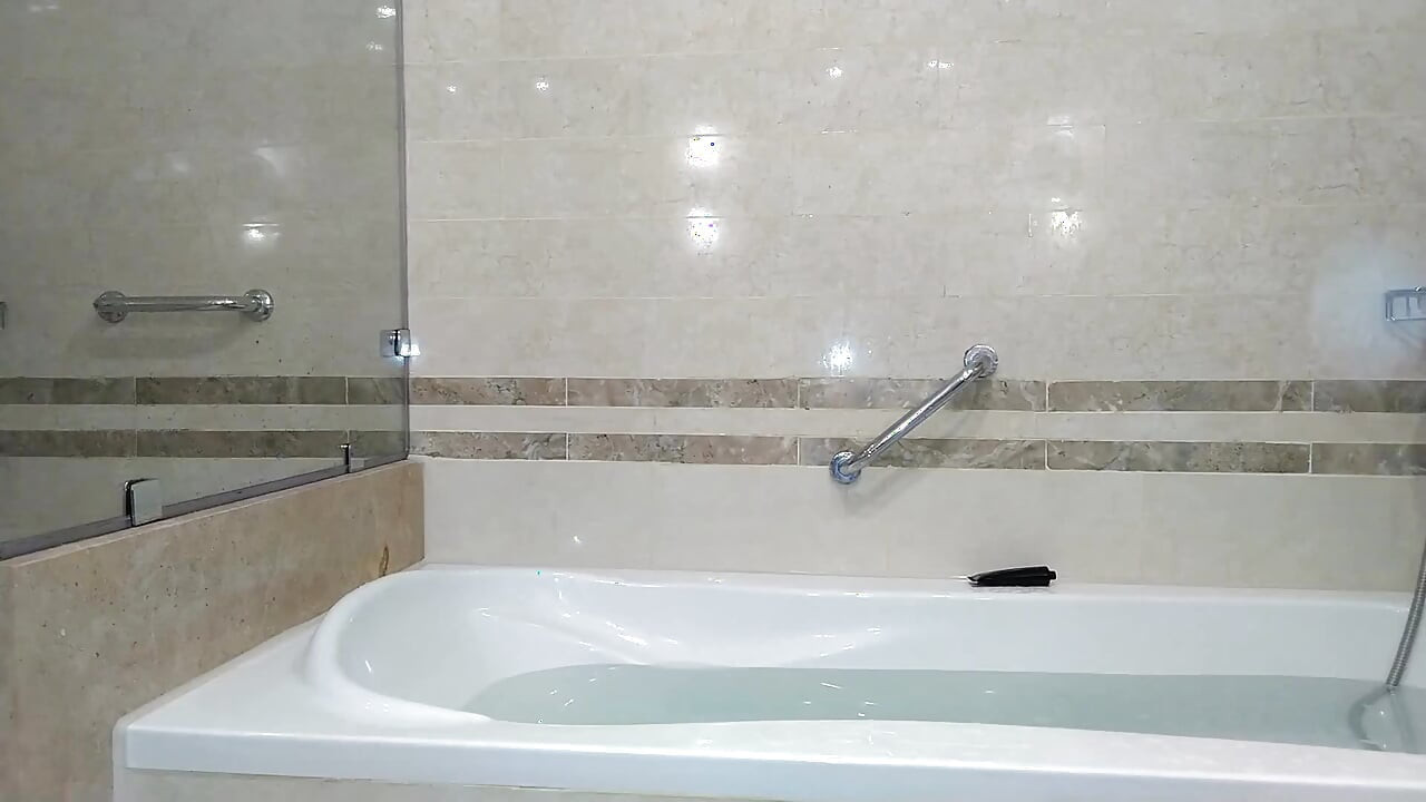 Pria nakal ini lagi asik masturbasi di kamar hotel dan kamar mandi