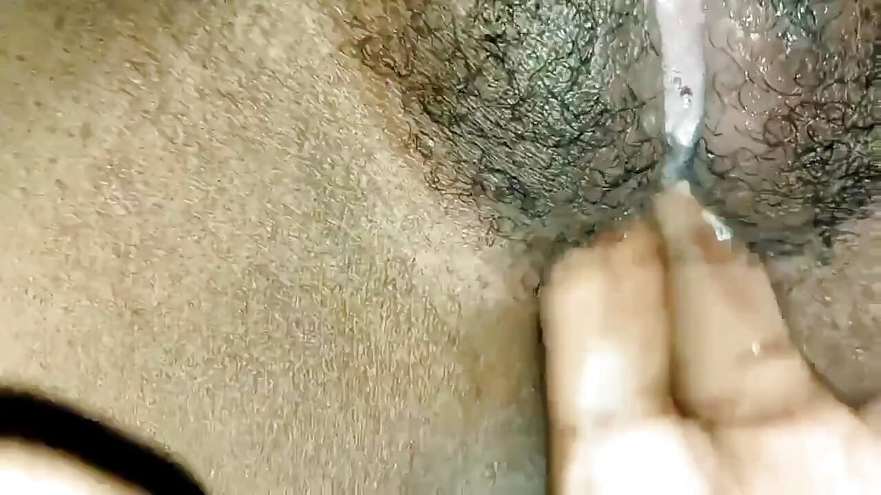 vah oongli karna pasand karti hai