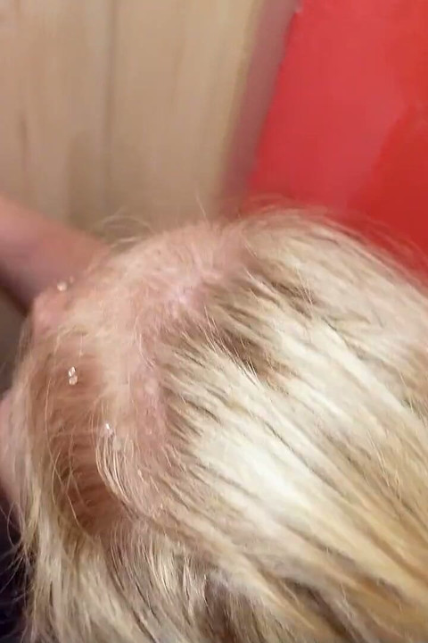 Défi Gloryhole avec une rousse allemande et une ado latine avec des inconnus