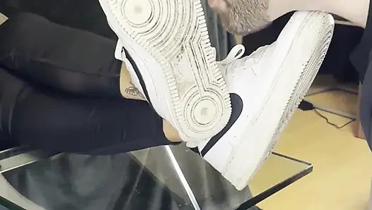 Schmutzige weiße sneaker-anbetung - valeria night (frontansicht)