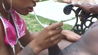 Une black amateur joue avec la grosse bite de son copain