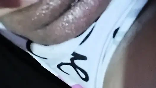 Quiere salir a ver la película con su novio, pero su hermanastro quiere tomar primero su virginidad.