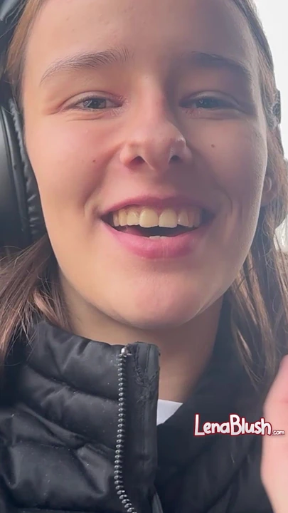 少女去购买巨大的黄瓜