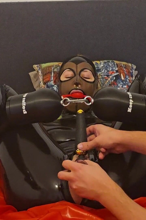 Latexmädchen, das massiven orgasmus mit riesigem dildo hat, während er gefesselt ist und in voller latex-hülle und Ballett-Absätze!