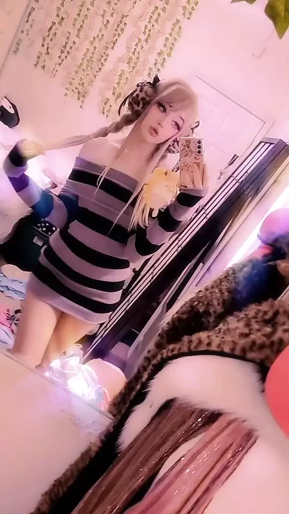 xoxokumachan touching herself dancing during a tiktok