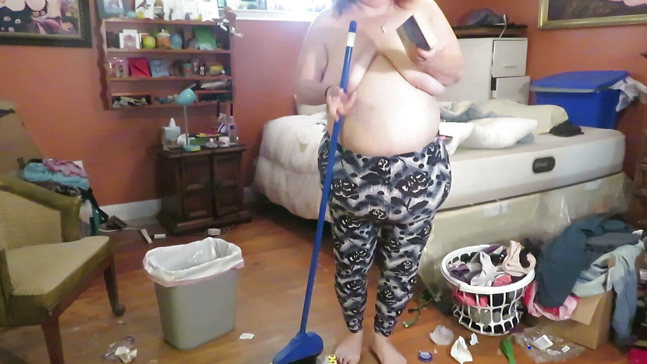 Limpia mi habitación vestida y luego en topless
