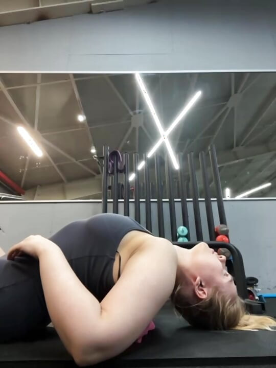 Geiles mädchen fickt öffentlich im fitnessstudio