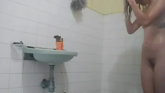 Pijat minyak di bak mandi