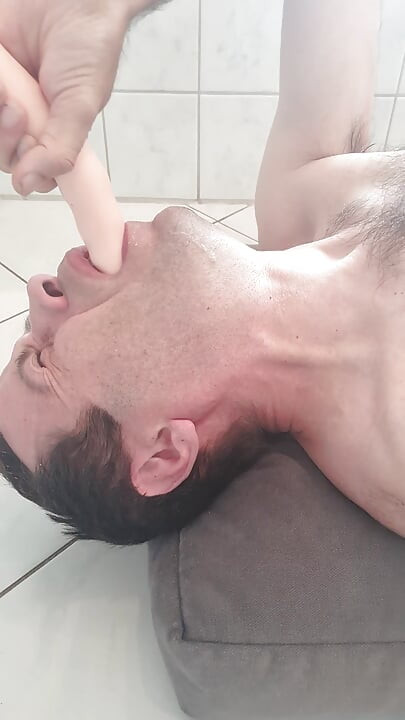 Eu como minha própria garganta