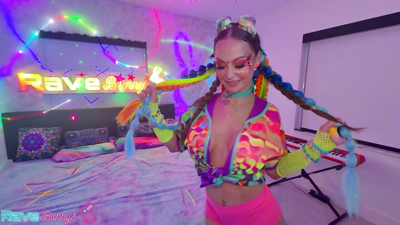 Katalina Kyle Mor Dizlikleriyle Twerk Yapıp Dizlerinin Üstüne Çöküyor!
