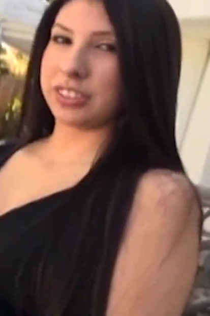 Latina bertetek besar menikmati sesi seks batang besar yang sengit