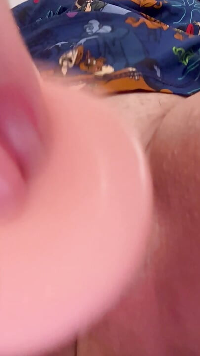 Гледай го как се плъзга навътре и извън дупката на путката