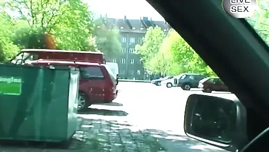 Bebek gibi kız arabada ıslak amcığını mavi dildoyla sikiyor