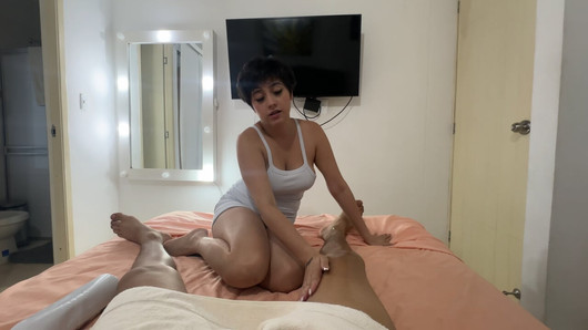 Tüm lezzetli sütümü büyük yarağımla koyana kadar hassas seksi üvey kız kardeşimin büyük götünü parçalıyorum.