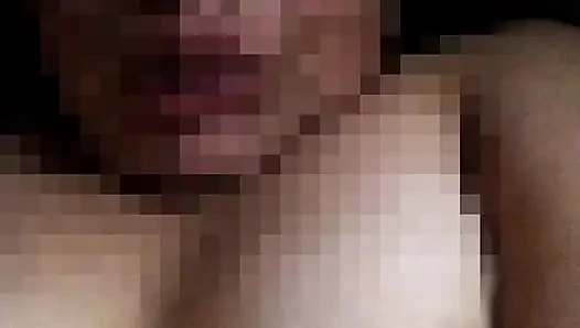 Aku mengisap vaginanya dan membasahi janggutku