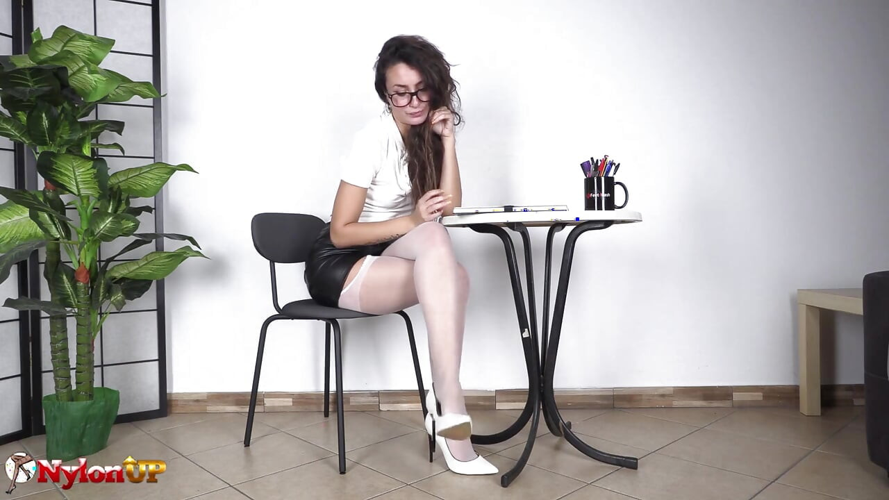 휴식을 위해 셔핑이 필요한 발정난 일중독자