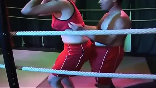 Sarışın olgun bebeğin güreş ringinde damlayan rosebud grup seks