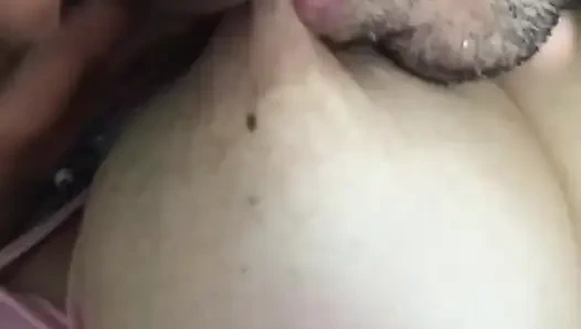 Suamiku kecanduan mengisap payudara alami besar aku, itulah sebabnya aku selalu menyusuinya setiap pagi